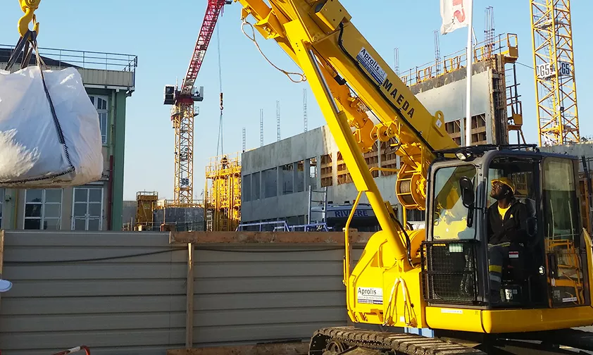 Location mini-grue Diesel ou électrique - Capacité de levage 6 t x 2,6 m - Maeda LC1485_0