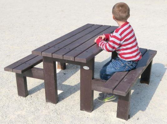 TABLE PIQUE-NIQUE ENFANTS EN RECYCLÉ PAQUERETTE - plastique recyclé teinté, angles arrondis, traitement anti-UV_0
