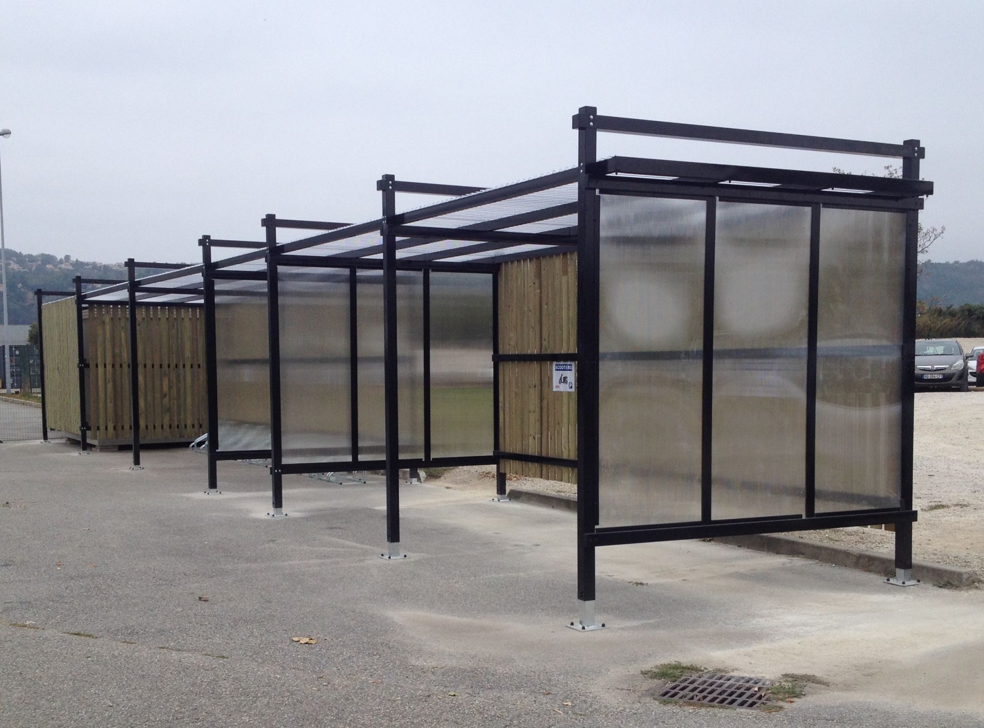 Abri Bus Bruges - Modulaire, Personnalisable, Toiture Plate et Multiples Options_0