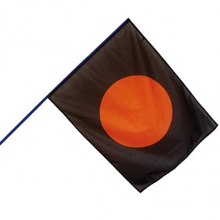 Drapeau de Course Noir avec rond Orange (hampe en bois)_0