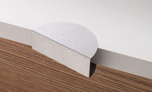Pince porte-étau en inox brossé - Protège les tablettes de coiffeuses des têtes à coiffer_0