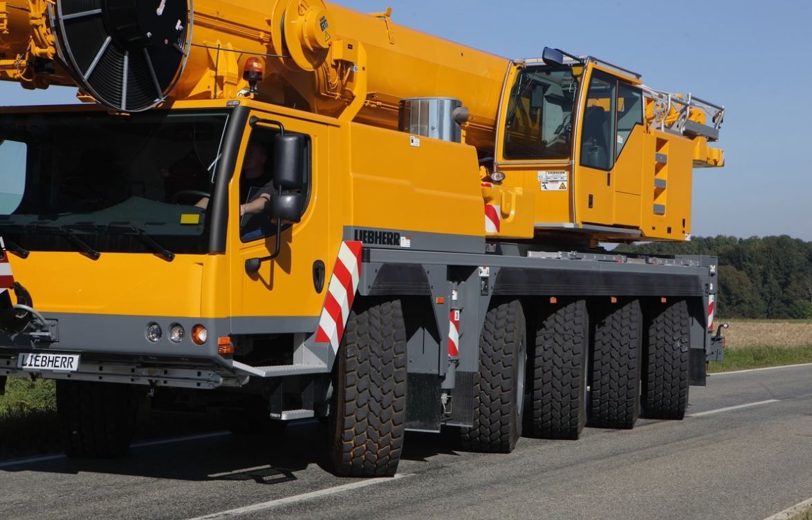 Grue automotrice LTM 1095-5.1 - Liebherr - capacité de charge max 95 t - flèche télescopique jusqu'à 58 m_0