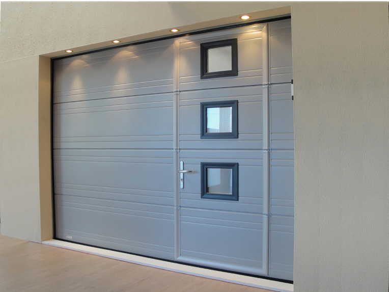 Porte de garage sectionnelle gis 7040 / motorisée / ouverture plafond / avec portillon et hublot / isolation thermique_0
