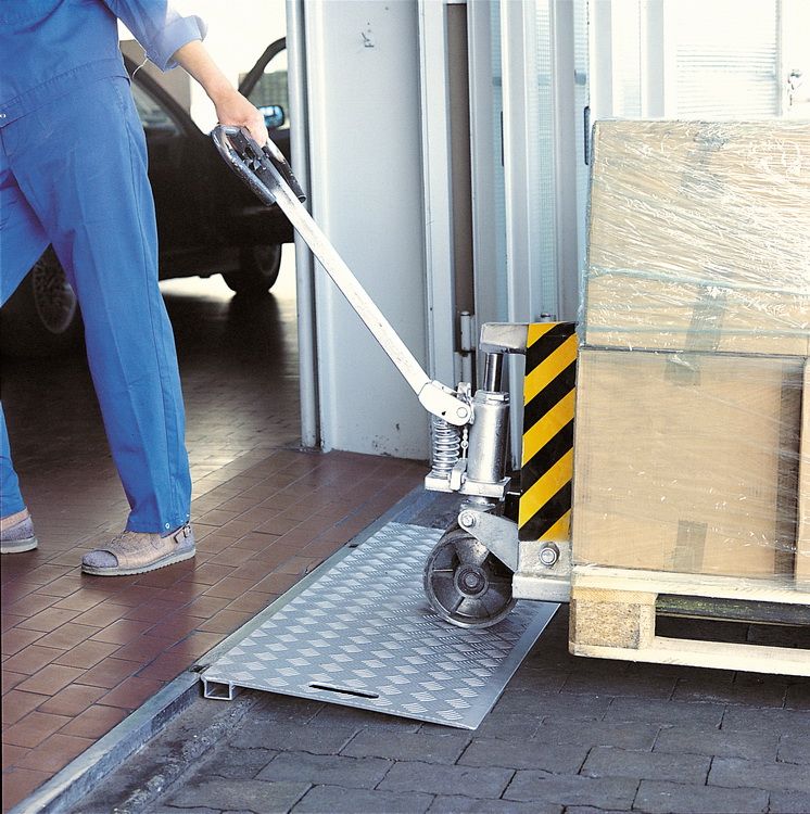 SBK - Rampe de trottoir sur mesure - Stoecklin Logistik pour transpalettes et chariots élévateurs_0