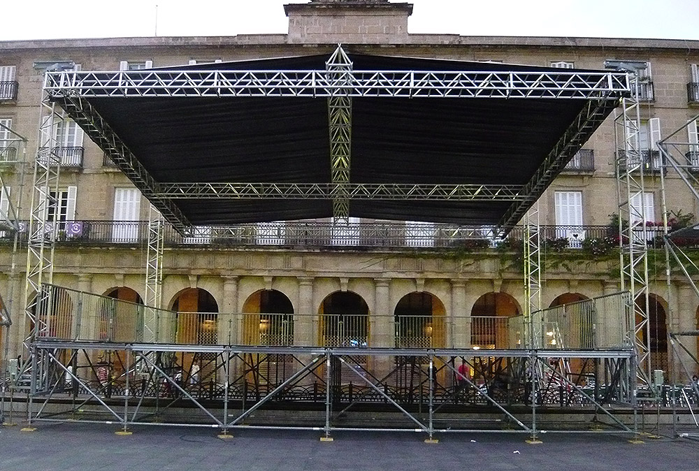 Scèneidéales pour les concerts, festivals, galas de variété et spectacles de plus de 500 personnes idéale pour les concerts, festivals, galas de variété et spectacles de plus de 500 personnes - BRIO R.N.R_0