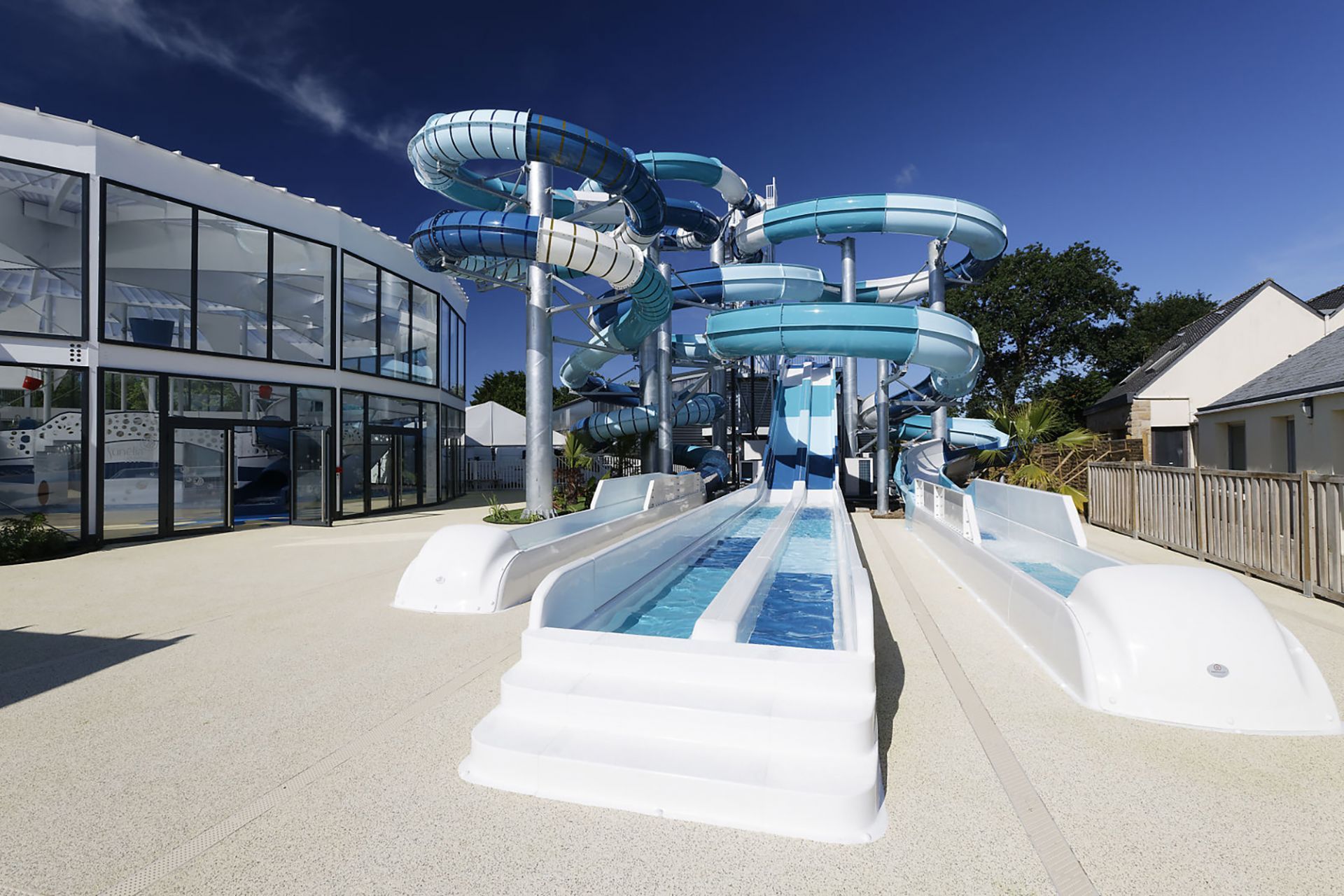 Toboggan aquatique - compact 80x multislide 15x et aquatube 92 avec effets lumineux - Polin Waterparks_0