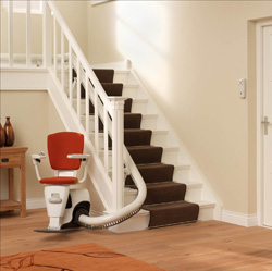 Fauteuil monte-escalier intérieur esthétique et peu encombrant, adapté aux escaliers droits ou tournants_0