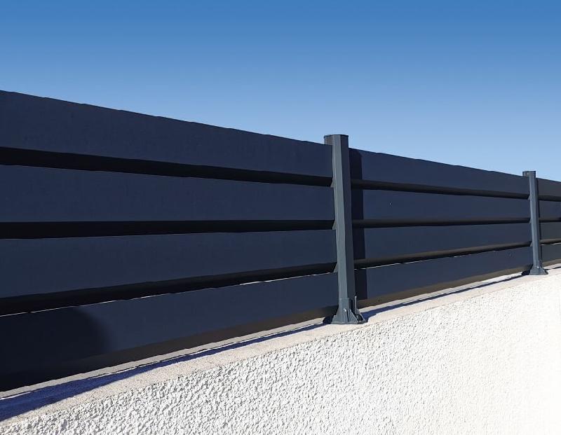 Clôture en Aluminium Persiennée Lames 137x20mm CL07 Sans Vis à Vis à Visser sur Muret ou Applique (à l'Anglaise) Sur Mesure Référence: Clôture Alu Pers Visser_0