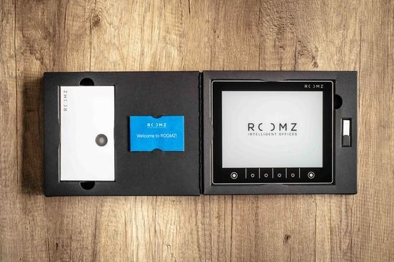 Roomz-exp-box-b - logiciels et systèmes de réservation de salles - Suprag SA - dimensions : 196.0x165.0x7.0 mm - écran tactile monochrome 8