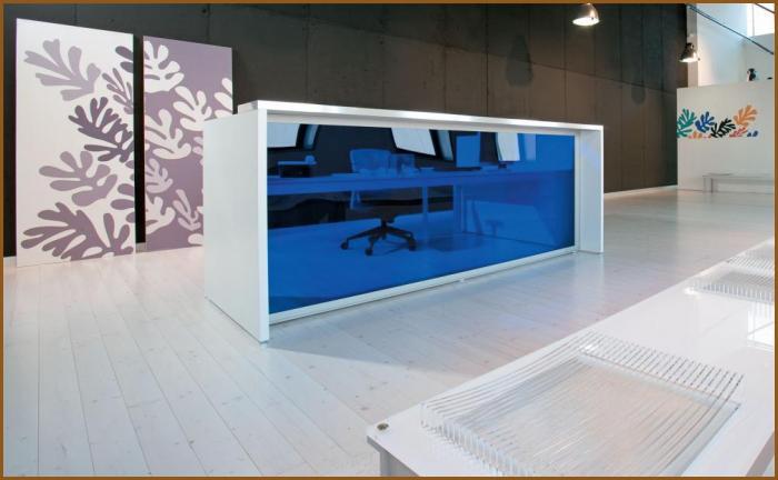 Banque d'accueil EOS - design lumineux et coloré avec finitions en verre, bois ou tissu_0