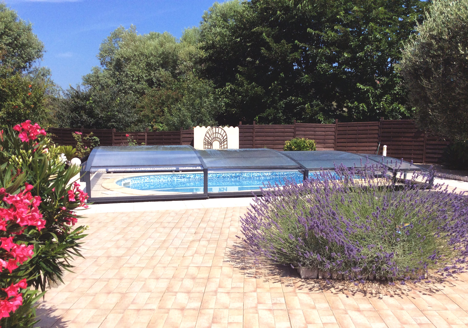 Abri piscine Sofia - télescopique en aluminium thermolaqué avec polycarbonate alvéolaire anti-UV_0