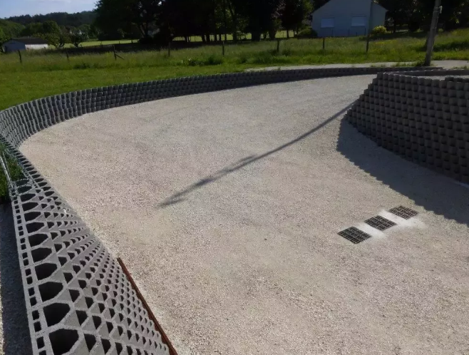 Bloc béton végétalisable coloré dans la masse par pigments minéraux - BETOFLOR - Pomel Beton_0
