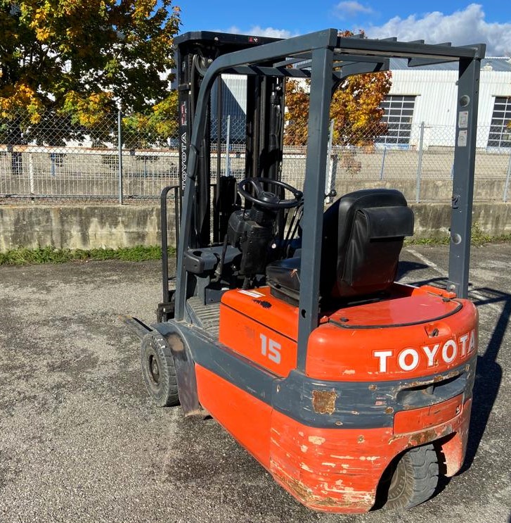 Chariot élévateur électrique TOYOTA FBESF15 d'occasion - 3 roues - batterie 24V - mat triplex 4700mm - capacité 1500kg_0