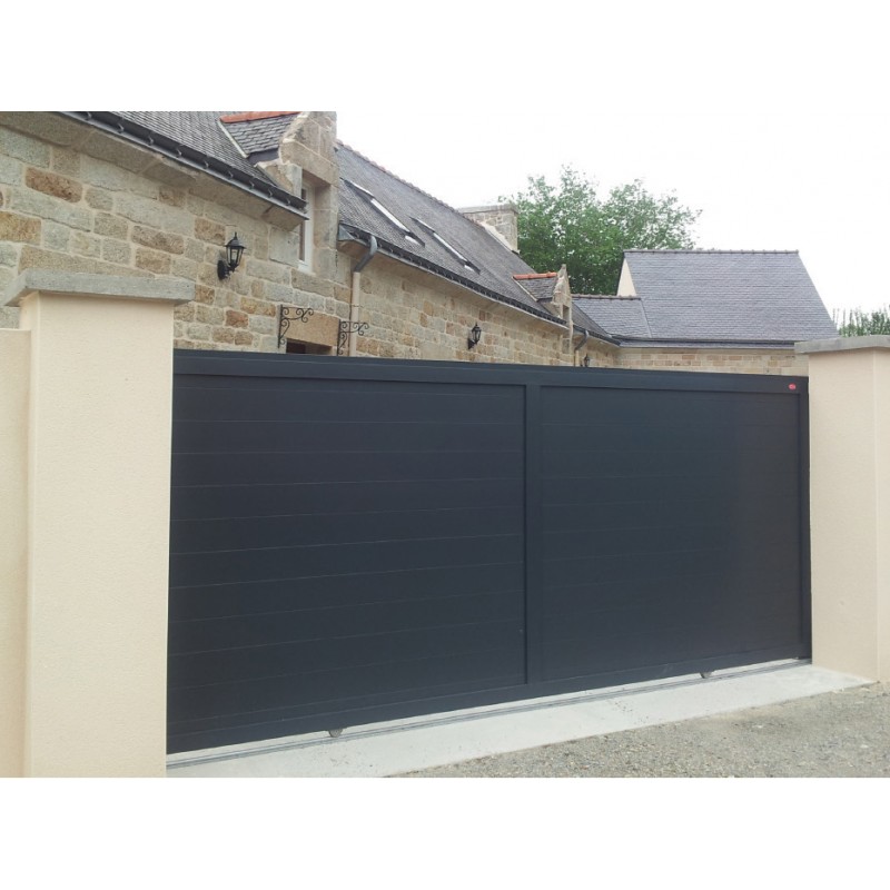 Portail coulissant à rail Lys - simple vantail, droit, plein, en aluminium thermolaqué - fabrication bretonne_0