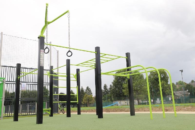 Équipement de Street Workout extérieur DAMAPRO  avec barres de traction, anneaux et pont de singe - Station MIX V2_0