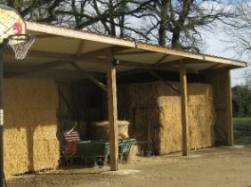 Abri de stockage / structure en bois / toiture en bacacier / bardage en bois / avec fondation_0