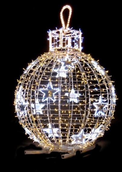 Boule de noël lumineuse sur pied - décor extérieur pour ville