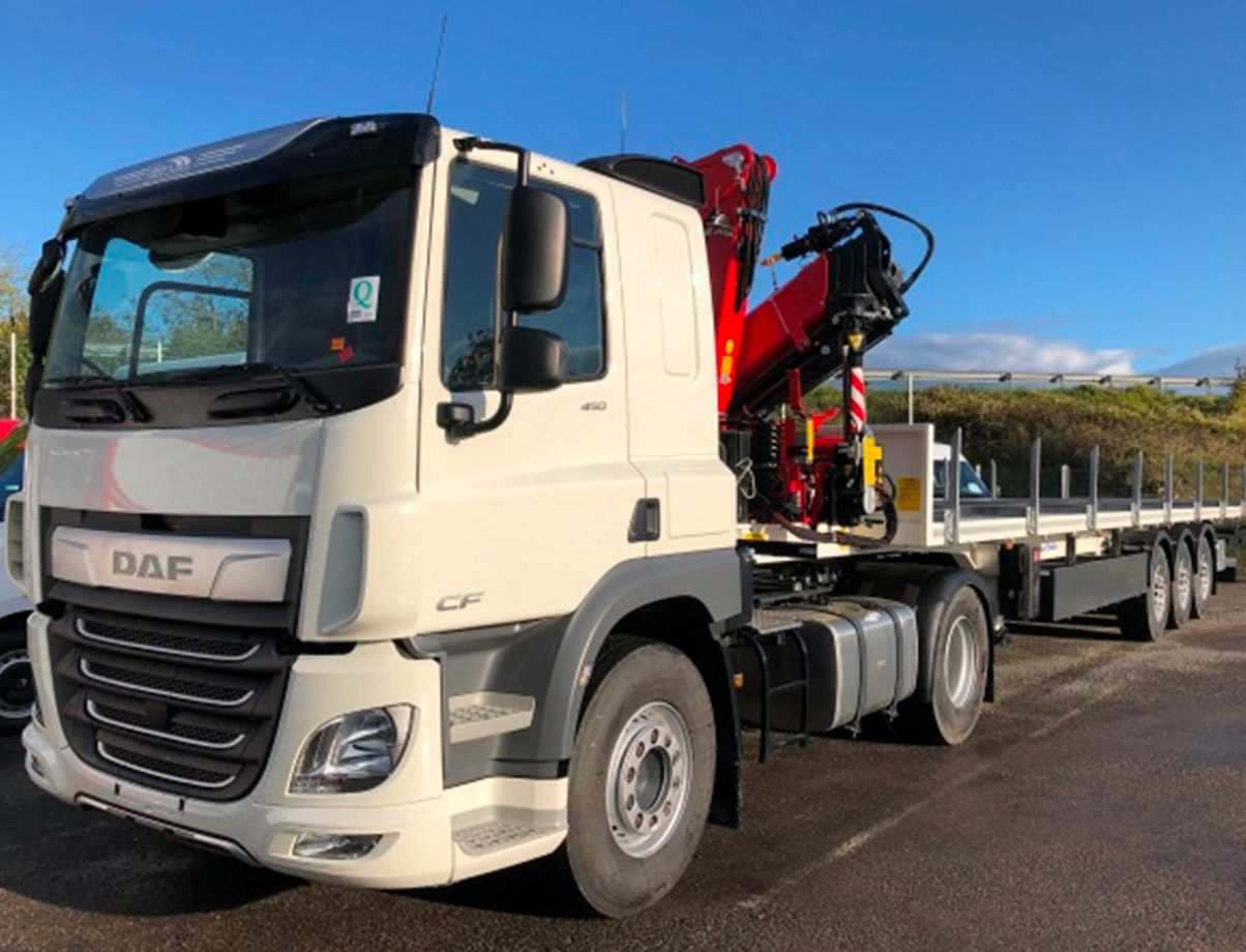 Semie porte-fer - Tracteur équipé d'une grue Fassi F235 - Remorque plateau pour poids lourd_0