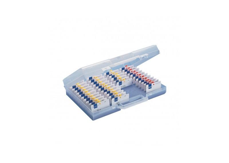 Valisette plastique transparente - 86 badges avec clip ou attache adhésive - Mousse découpée au laser - 38x27x8 cm_0