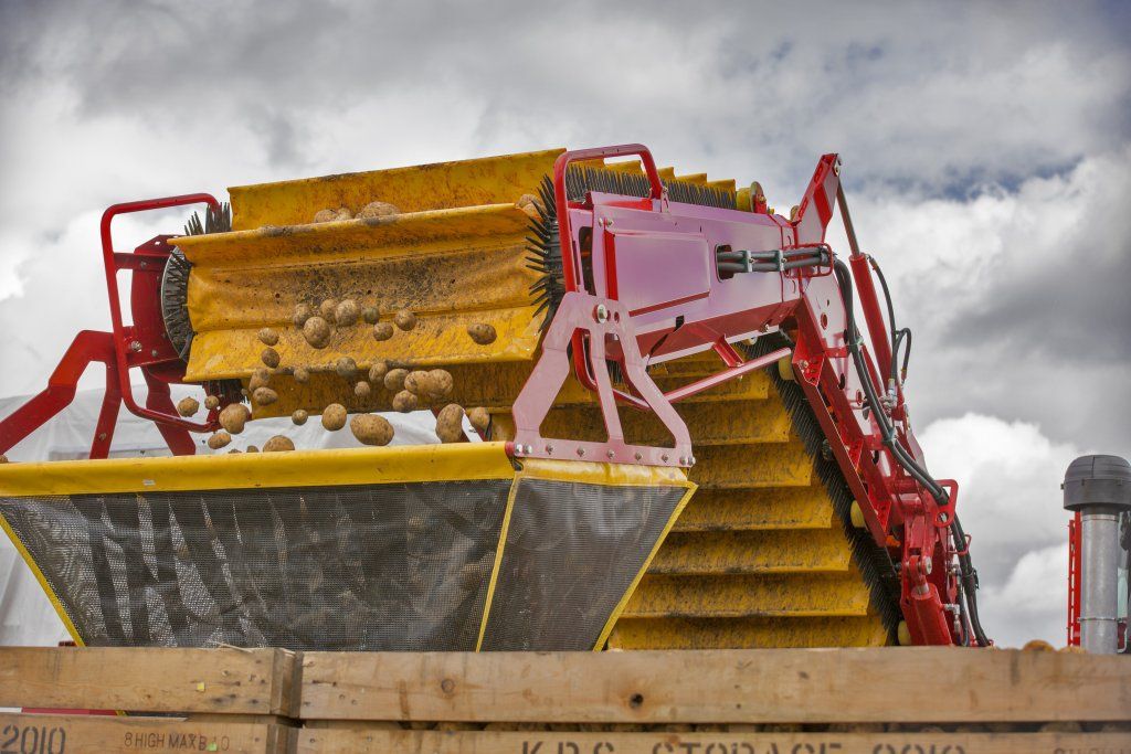 Recolteuse automotrice varitron 220 platinum terra trac 2 rangs - grimme france - vitesse 20 à 25 km/h - puissance moteur 160/354 kw/cv_0