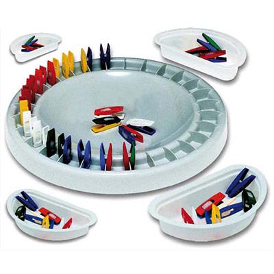 JEU DE DOMINO CIRCULAIRE AVEC DES MINI-PINCES DE 4 CM. PLATEAU DE 28 CM. IDENTIFICATION DES COULEURS