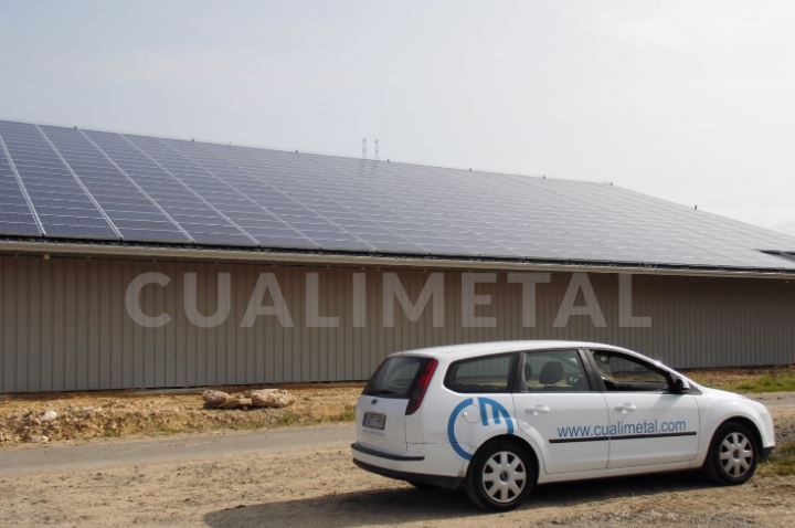 Bâtiment métallique vissé sur mesure pour installations photovoltaïques - CUALIMETAL_0