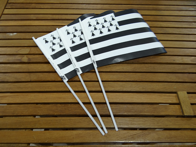 Guirlandes et drapeaux en papier - Dimensions variées et matériaux imperméables_0