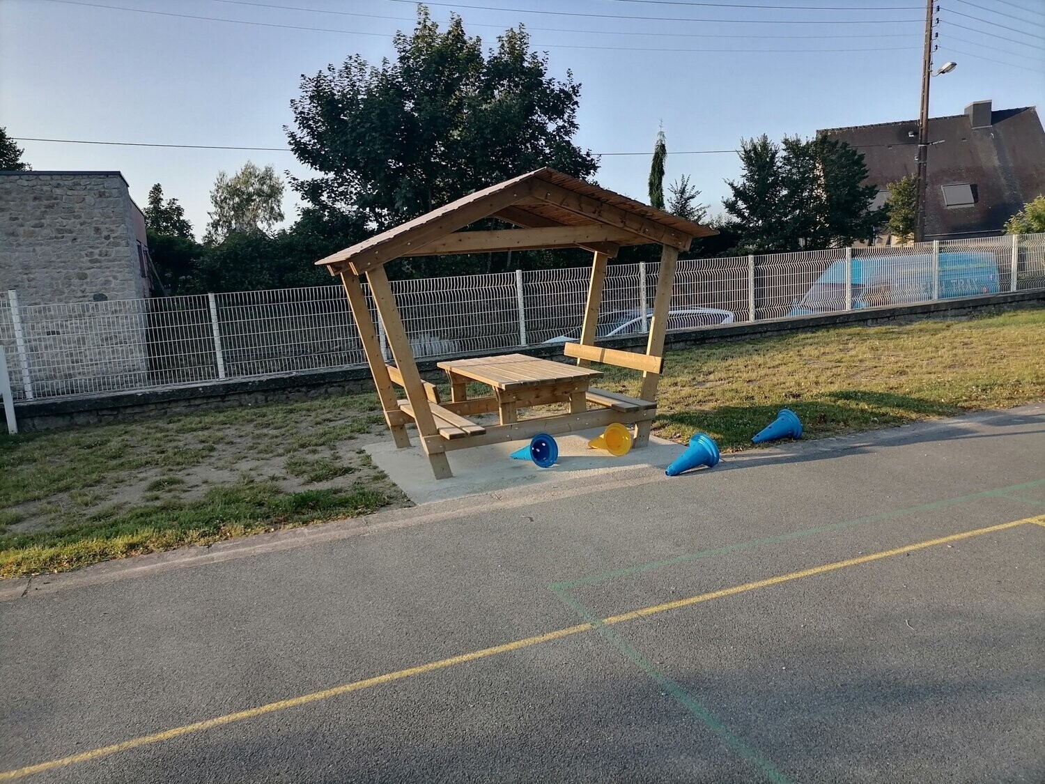 Table et 2 bancs avec ombrière en pin classe IV - Référence MUB119_0
