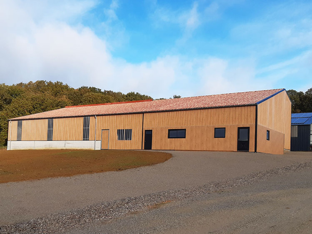 Bâtiment caprin sur mesure - Bardage en tôles bac acier et panneaux sandwichs imitation bois - Ets Bobet_0
