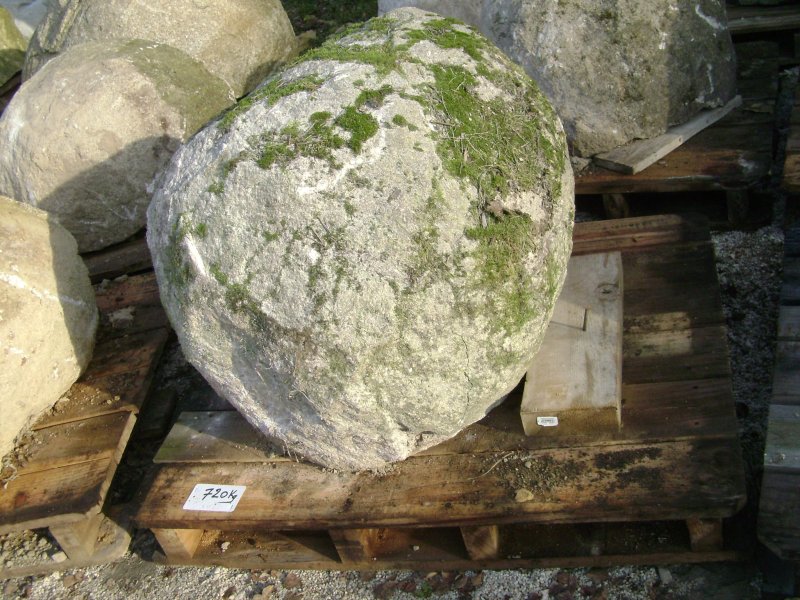 Maintien du socle de boule en granit