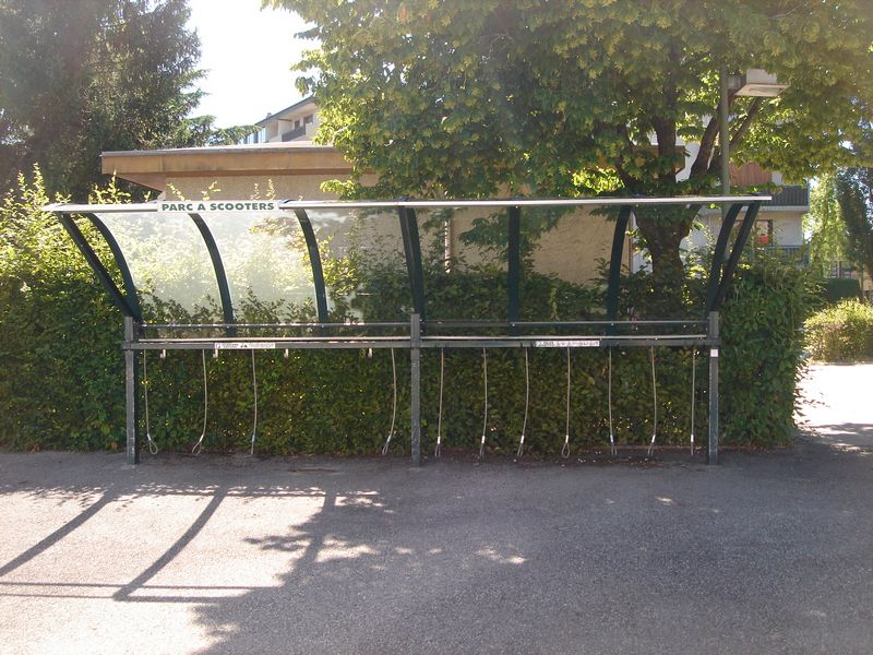 Abri vélo ouvert VOVRAY - structure en acier - toiture en plexiglas - 9 places vélos - sécurité et protection_1