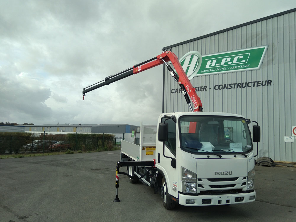 Camion-grue Isuzu avec grue à flèche de 5 tonnes