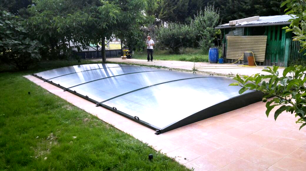 Abri piscine bas Tapia en polycarbonate translucide - façade fixe ou démontable - renforts tous les 50 cm_0