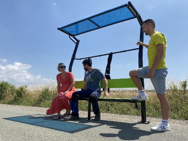 Vestiaire avec banc, porte-manteaux et pare-soleil en plexiglas teinté_0