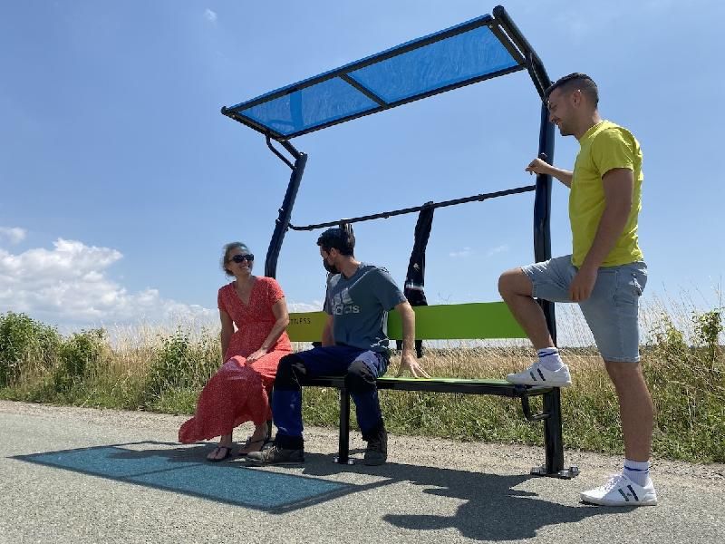 Vestiaire avec banc, porte-manteaux et pare-soleil pour espace de plein air_1