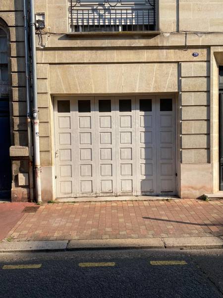 Porte de garage motorisée - Pratique, sécurisée et confortable avec installation professionnelle_0