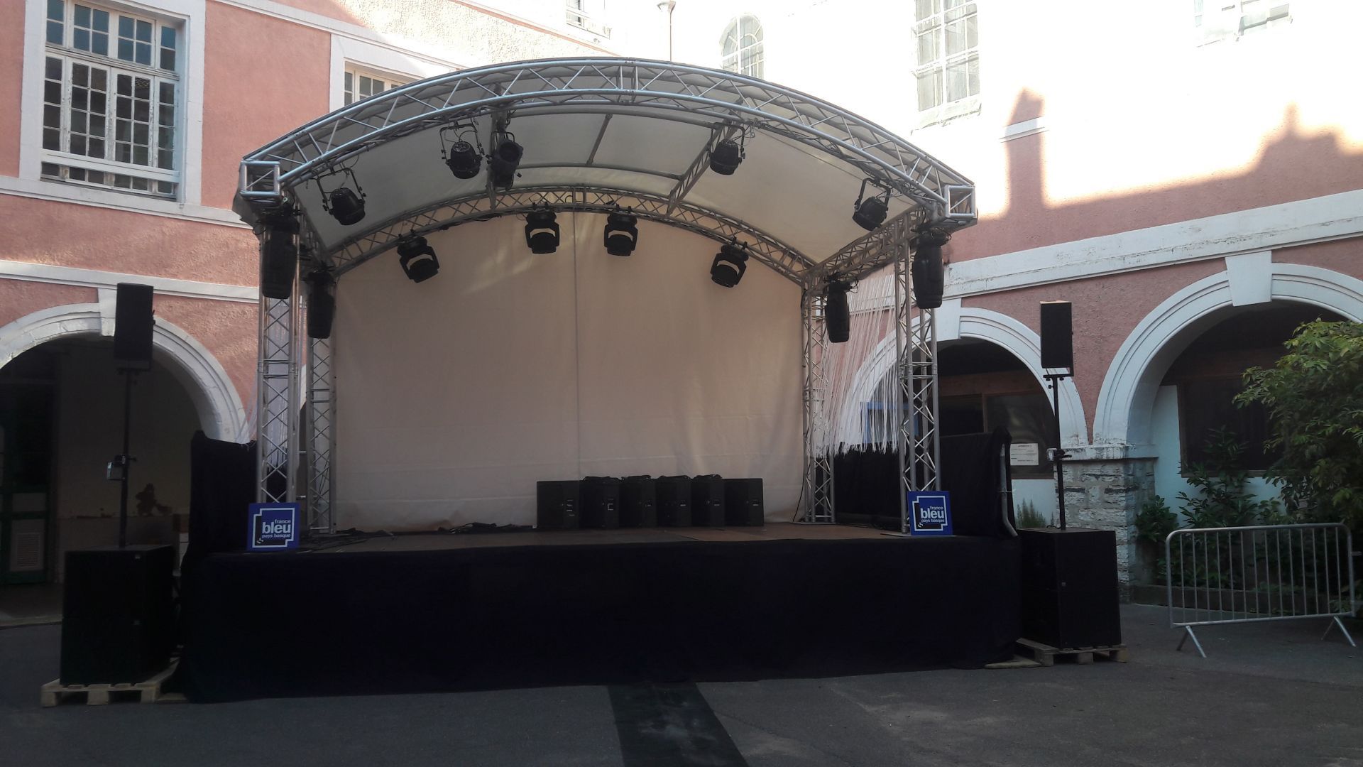 Scène mobile couverte pour événements