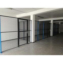 Cloison industrielle grillagée sur mur 12m² avec porte battante_0