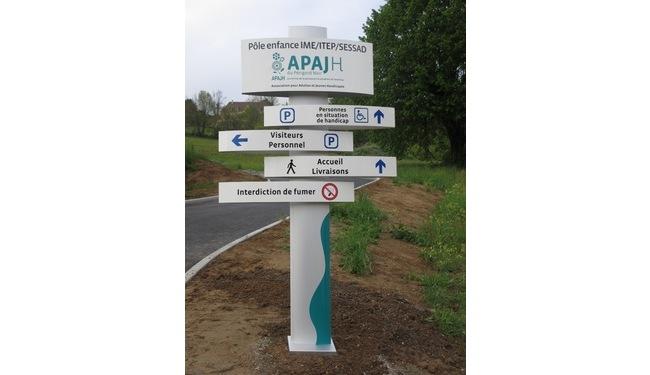 Panneau de signalisation directionnel - flèches et icônes pour orientation et signalétique intérieure ou extérieure_0