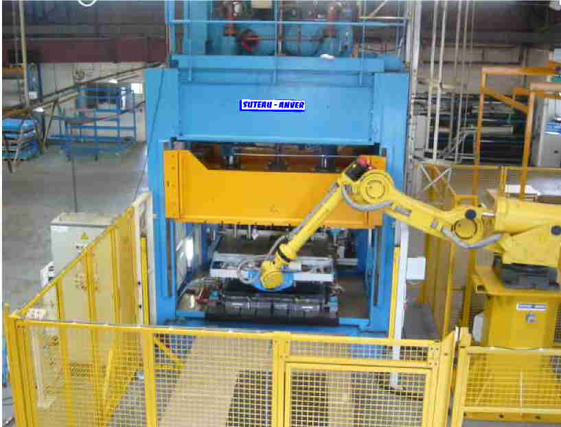 Robot pour chargement/déchargement de presse - préhenseur à ventouses ou aiguilles pour découpe de moquettes ou mousses_0