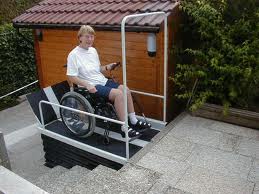 Plate-forme élévatrice Lift Boy - pour personnes à mobilité réduite - monte jusqu'à 83 cm avec rampe automatique_0