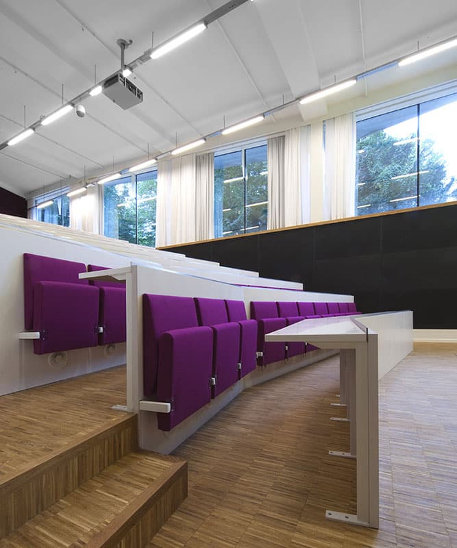 Chaise de salle de conférence et d'auditorium à gradins hauts - HLA-Wall - design Henning Larsen, avec options de tablettes et accoudoirs_0