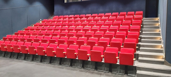 Siège d'amphithéâtre avec dossier moulé
