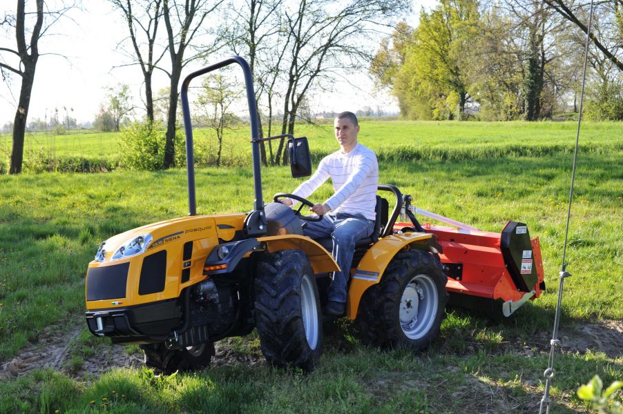 Tracteur à 4 roues motrices égales à direction pour tous travaux en espaces réduits : serres, pépinières vignes et vergers - pasquali siena k30 | k40 articulé de 25,2 cv à 35,6 cv_0