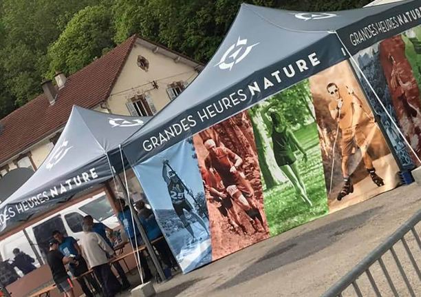 Tente paddock personnalisable pour trail - Barnum pliant Vitabri V3 robuste et imperméable pour courses et événements outdoor_0