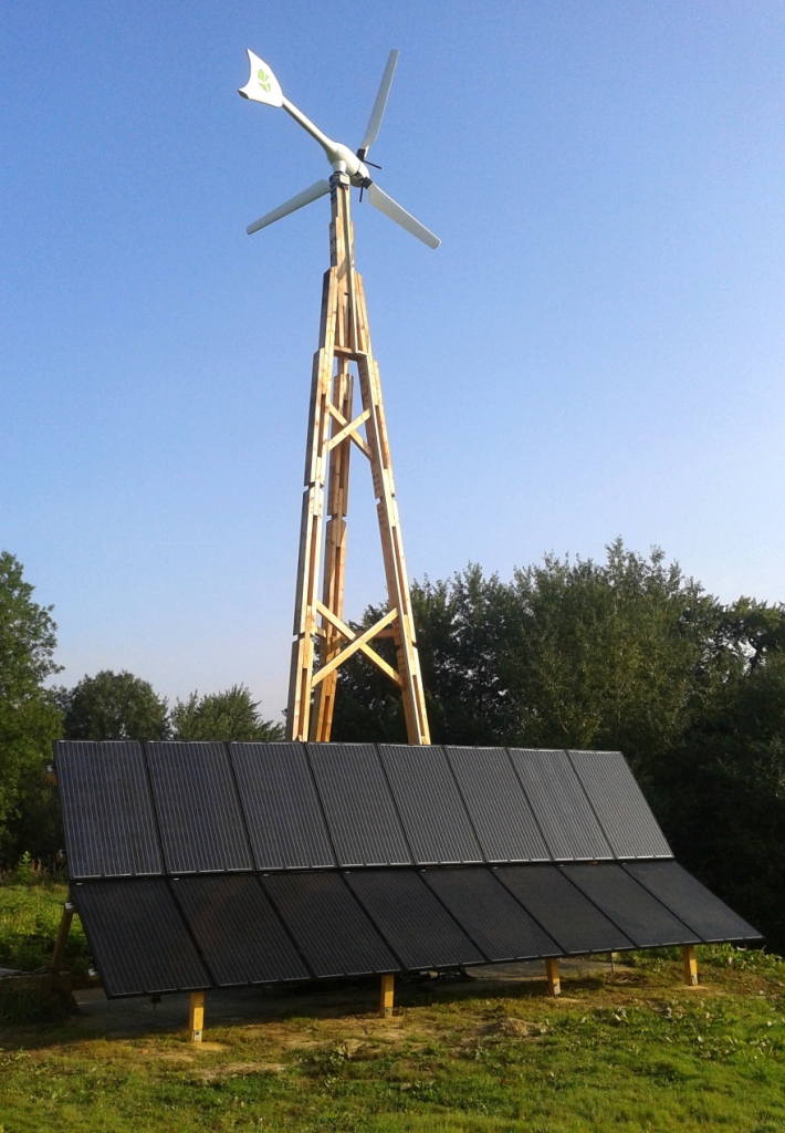 Éolienne Dali Tower - 3,5 à 6 kW - Modules photovoltaïques sur mât en bois tripode_0
