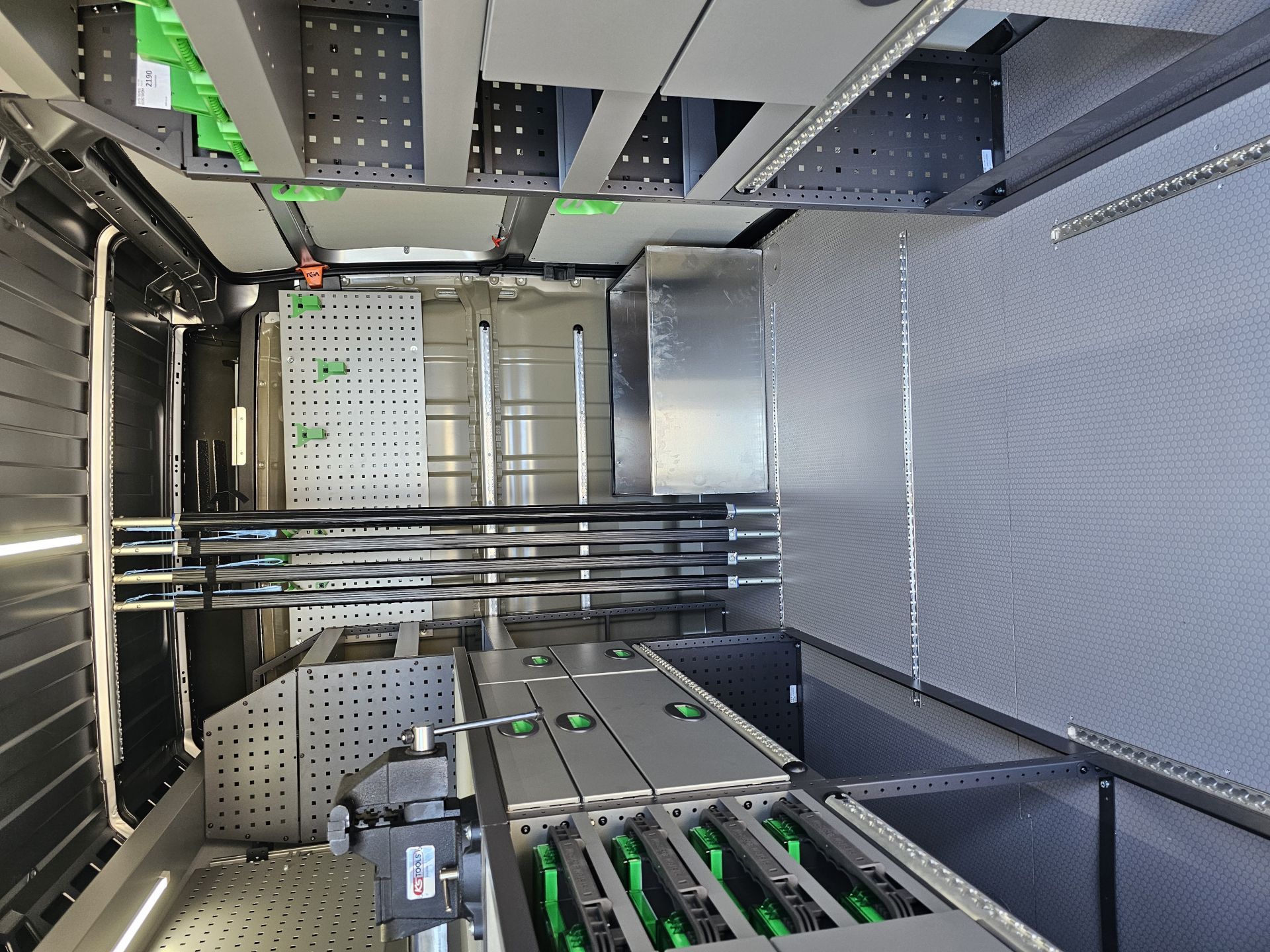 Service d'aménagement de véhicules utilitaires en ateliers mobiles  - MEUBLES METAL_1
