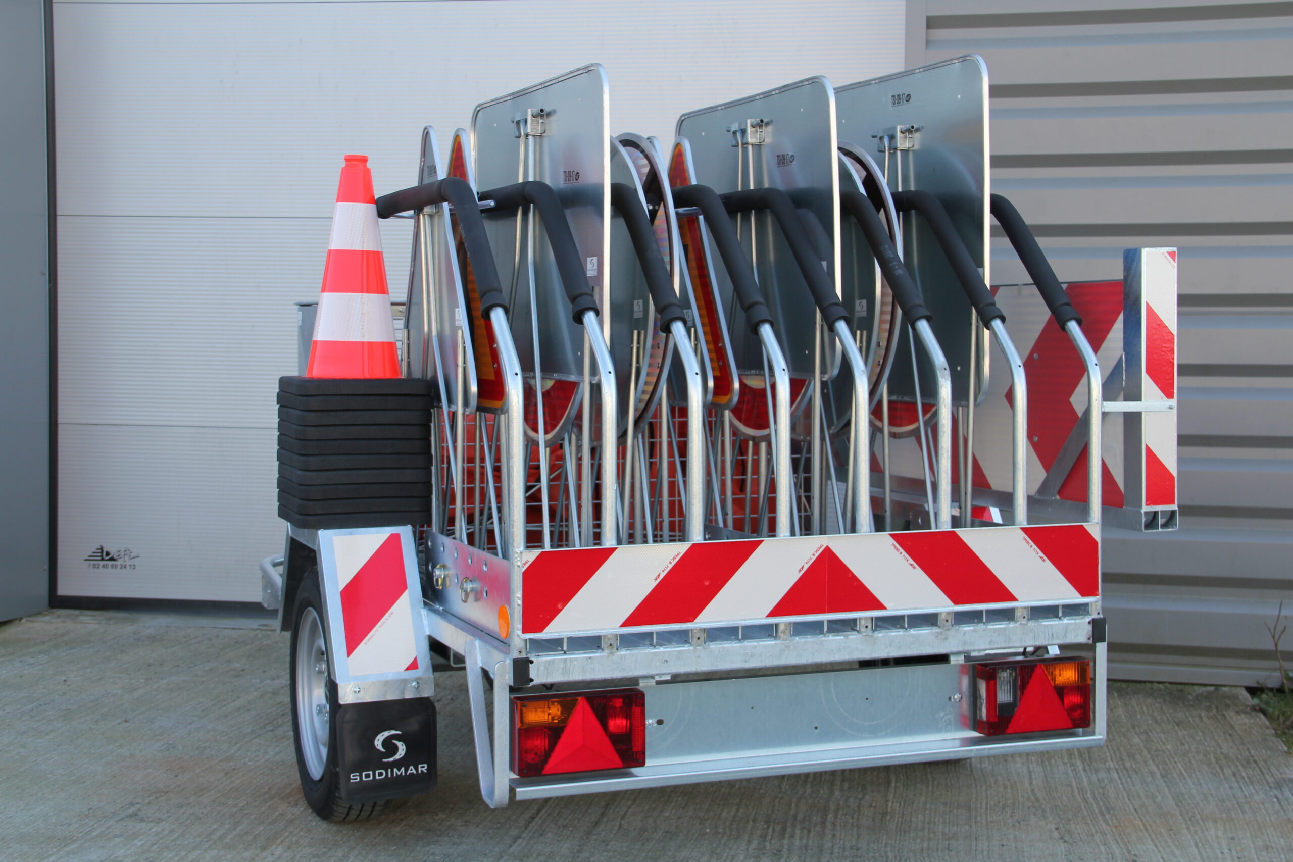 Remorque porte-panneaux de 750kg entièrement galvanisée avec essieu non freiné et timon droit_0