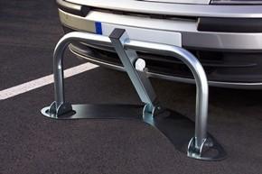 Barrière de parking rabattable - Tube acier Ø50 mm - Fermeture à clé molette - Dimensions 445x890x380 mm_0