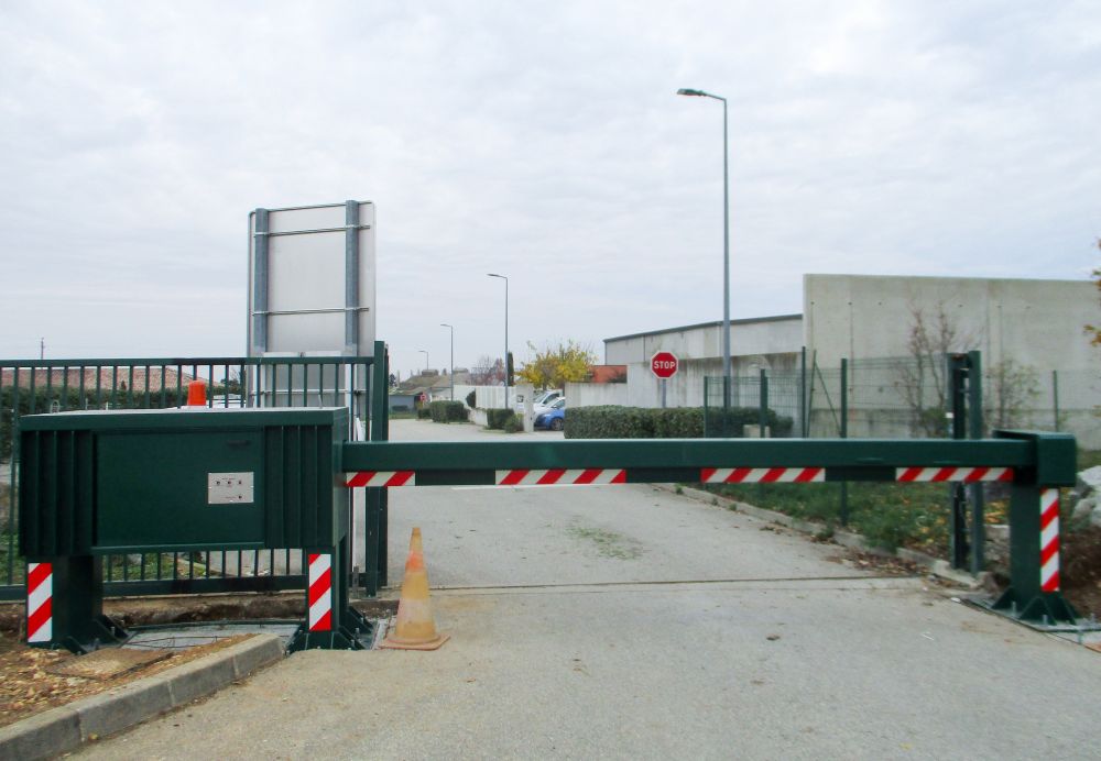 Système de barrière anti-intrusion avec options manuelles ou motorisées